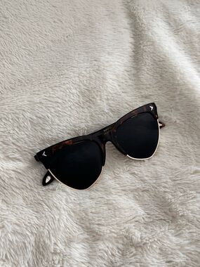 Tortoiseshell Cat Eye Sunglasses with Black Lenses